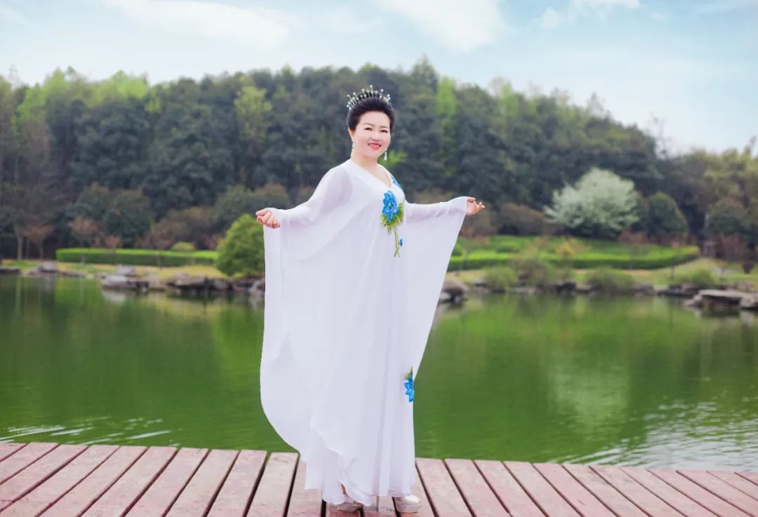  最美撫仙湖，最撫“凡人”心！《萬(wàn)合智慧覺(jué)醒》5月24日云南撫仙湖開(kāi)啟！讓我們一起遇見(jiàn)最美的自己！ 